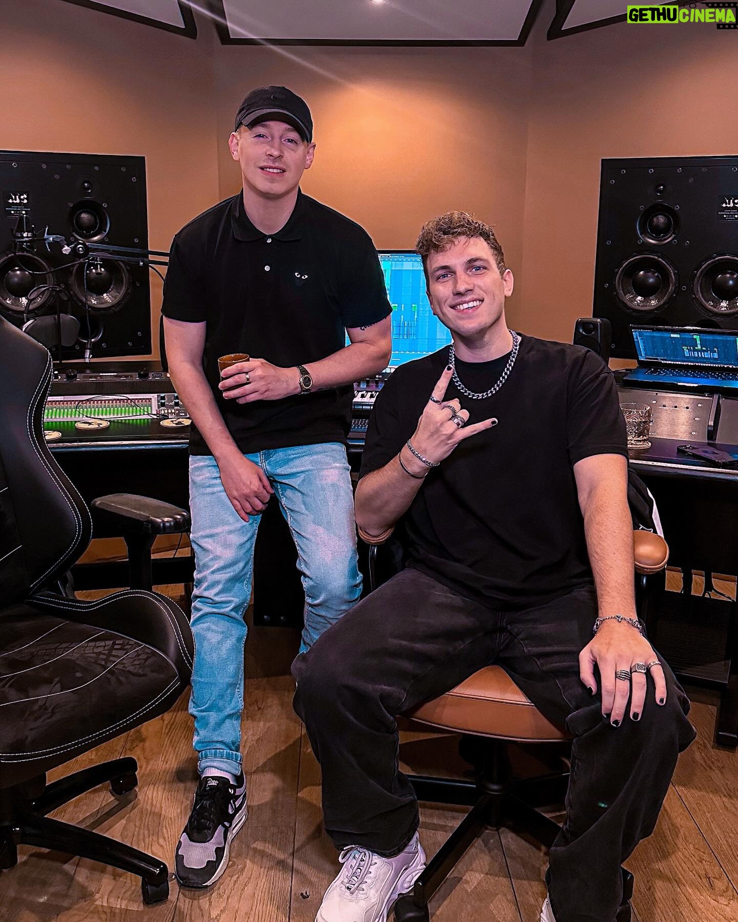 Coone - 3 Likes - 𝘾𝙊𝙊𝙉𝙀 𝙭 𝙏𝙃𝙔𝙍𝙊𝙉 is on the way 🤟🏼😈
What kind of tune do u want us to make?!👇🏽
🔥🔥🔥 for RAW
❤️❤️❤️ for EUPHORIC
Enough emojis we might drop a preview next week!