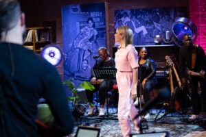 Corneille Instagram - Que des R’nb vibes ce soir à #CorneilleRemixe! Avec @laurence_nerbonne, @zachzoya et le baddest band in town! (link in story)