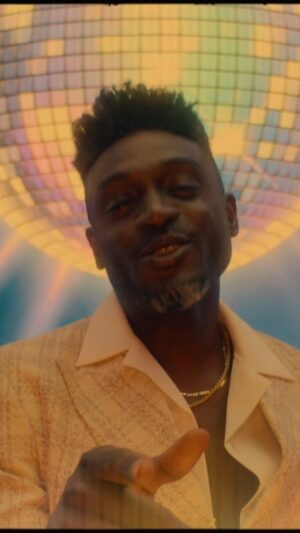 Corneille Instagram - C'est aujourd'hui!! Le clip de «Encre Rose» est maintenant disponible! (lien en bio). Très content de le partager avec vous! 🙏🏿 #EncreRose