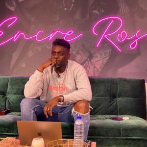 Corneille Instagram - Je suis très heureux d'avoir passé la journée avec vous et de vous avoir enfin retrouvé avec ce nouveau titre Pause. Il est la première note de mon nouvel album #EncreRose qui sortira en 2021. Ce sera album qui parle d'amour, de sentiments avec une très grosse influence soul/r&b/funk des années 70-80.
J'ai pris beaucoup de plaisir à l'écrire, j'ai pris beaucoup de plaisir à tourner ce clip aussi. J'espère que le sentiment sera partagé 🙏🏿