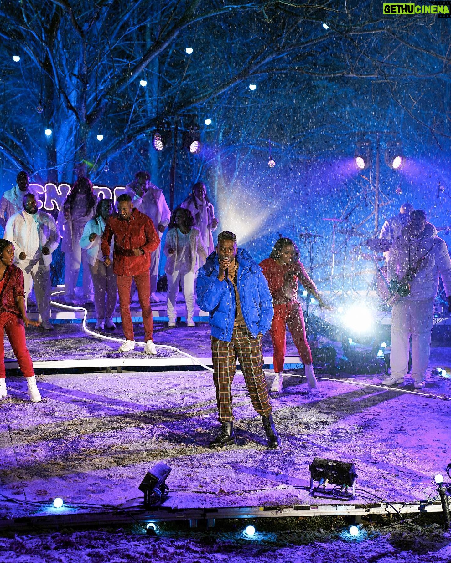 Corneille - 1.1K Likes - Hier c'était jour de tempête à Montréal et ça m'a ramené sur les lieux du tournage de l'Expérience Encre Rose. 🎀 Très hâte de vous présenter ce beau projet !
La billetterie est ouverte. Vous pouvez dès maintenant acheter vos accès via le lien dans ma bio !