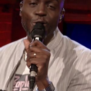 Corneille Instagram - Avec classe... Je me rappelle de la 1ère fois que je l'ai entendue sur @skyrockfm... 18 ans... Damn does time fly!!!