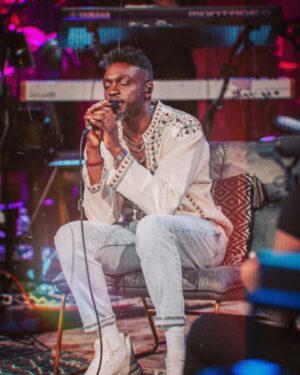 Corneille Instagram - #corneilleremixe continue demain ! 

Vendredi, 19h EST sur whiteboxplay.com