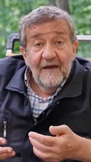 Coşkun Aral Instagram - Çok değil iki yıl önce sevgili @timurakkurt ile çıktığımız Türkiye’nin Pazarları yolculuğunda böyle bir video çekmiş, savaşlardan, göçlerden, afetlerden söz etmiştik. 2023; savaşı, afeti ve daha birçok olumsuzluğu yaşadığımız bir yıl oldu. Kendimle, insanlıkla, dünyamızla ilgili dileklerim ise hâlâ aynı. Herkese sağlıklı, bereketli, umutlu bir 2024 dilerim.