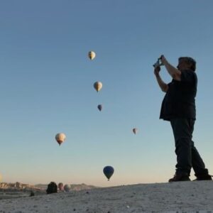 Coşkun Aral Instagram - Sayısız sürprize sahip Anadolu’yu fotoğraf kadrajında keşfetmek bambaşka bir deneyim. Yıllarca çizdiğim fotoğraf rotalarını şimdi sizlerle de paylaşmak için Tamer Günal’la yola düştük.

Kemaliye’de #KaranlıkKanyon’u, Erciş’te İnci Kefali göçünü, Doğubayazıt’ta #AğrıDağı’nı, Sarıkaya’da Roma Hamamı’nı, #Kayseri’de Yılkı Atları’nı, #Nevşehir’de #Kapadokya’yı gördük ve kapanışı Tuz Gölü’yle yaptık.Bu görsel ziyafet bizi yepyeni fotoğraf rotaları için heyecanlandırdı.İzlerken sizi de heyecanlandıracağına eminim.

Videonun tamamı şimdi Youtube’da #CoşkunAralAnlatıyor kanalında.