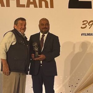 Coşkun Aral Instagram - Dün akşam hayatımın en anlamlı ödüllerinden birini aldım. Yaşam Boyu Onur Ödülü’ne beni layık gören Türkiye Foto Muhabirleri Derneği’ne ve geceye katkı sunanlara bir kez daha teşekkürlerimi sunuyor, Yılın Basın Fotoğrafları ‘23 ödüllerinin sahibi olan tüm meslektaşlarımı kutluyorum. Emekliliği olmayan onurlu mesleğimizi zor şartlarda sürdüren tüm dostlarıma minnettarım.
.
.
#tfmd #yılınbasınfotoğrafları #fotoğrafçılık #fotomuhabiri #photojournalism