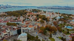 Coşkun Aral Instagram - Asya’nın bağrından kopup, İstanbul’a mal olan bu eşsiz lezzeti yaratan Tezçakın ailesinin fertlerinden biri, askerlik arkadaşım Ali Cihat Tezçakın’a ve yolu bu ocaktan geçen tüm ustalara adadığımız Tarihi Sultanahmet Köftecisi’nin hikayesi “Nesilden Nesile Lezzet Mirası” 24 Nisan’da @tarihisultanahmetkoftecisi1920 YouTube kanalında yayında olacak. #tarihisultanahmetköftecisi