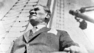 Coşkun Aral Instagram - “Sizi birer kıvılcım olarak gönderiyorum. Gür alevler halinde dönmelisiniz.”

1919'da kurtuluş için #Samsun'a çıkan #MustafaKemalAtatürk, 1924'te eğitim almak üzere yurtdışına gönderilen #Cumhuriyet gençlerine böyle söylemişti. Bu #19Mayıs'ı hepimiz için, ama en çok da gençler için, ayrılmak değil dönülmek istenen bir Türkiye'nin özlemiyle kutlamak isterim.