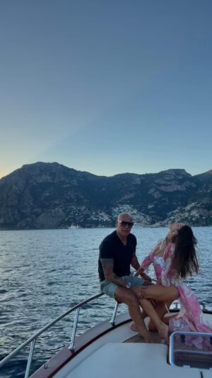 Coto Matamoros Instagram - Último de Positano 🍋✨ paseo en barco por la costa 💫
#positano #couple #europe #amalficoast