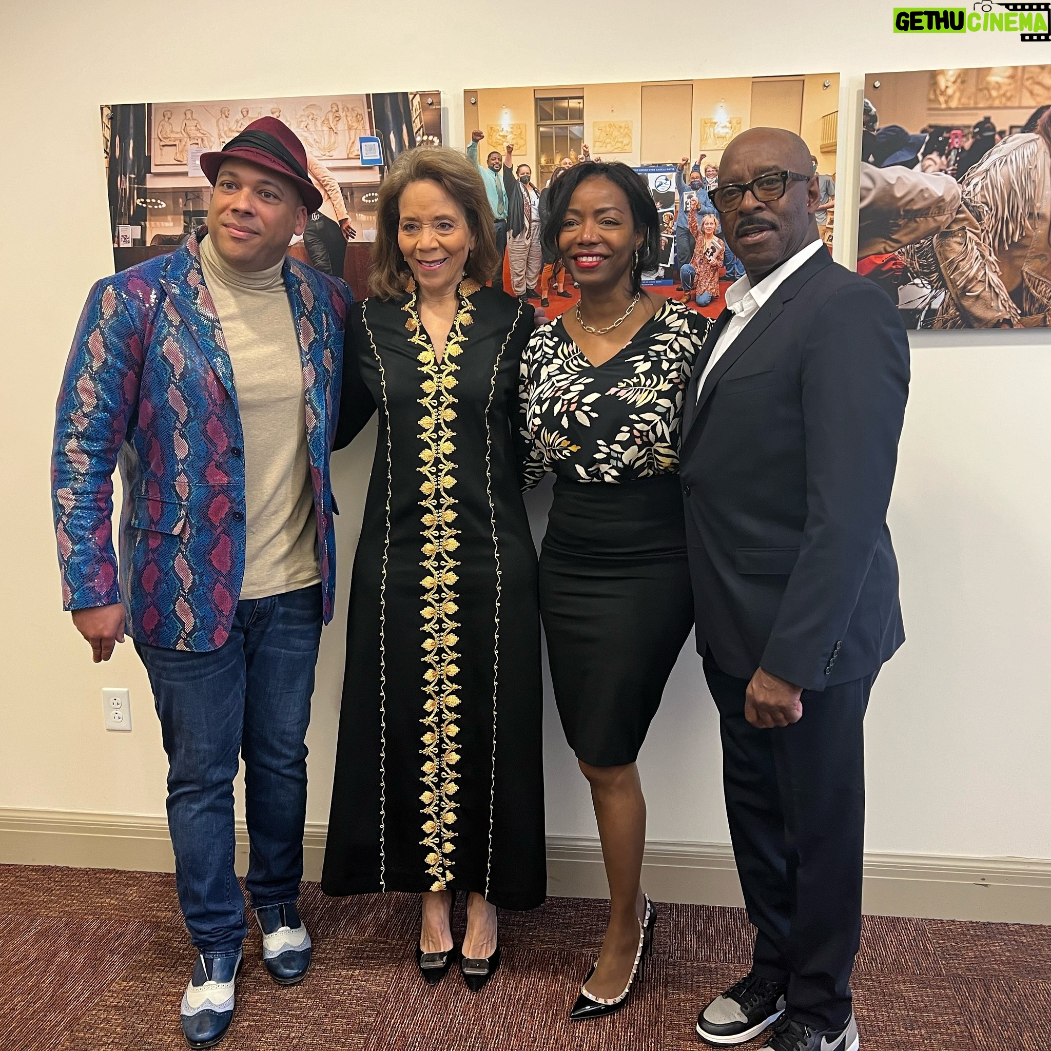 Courtney B. Vance - 796 Likes - Honored to be a part of @wilmingtonlibraryde speaker series today with @drrobinlsmith as we talked about our book #invisibleache !