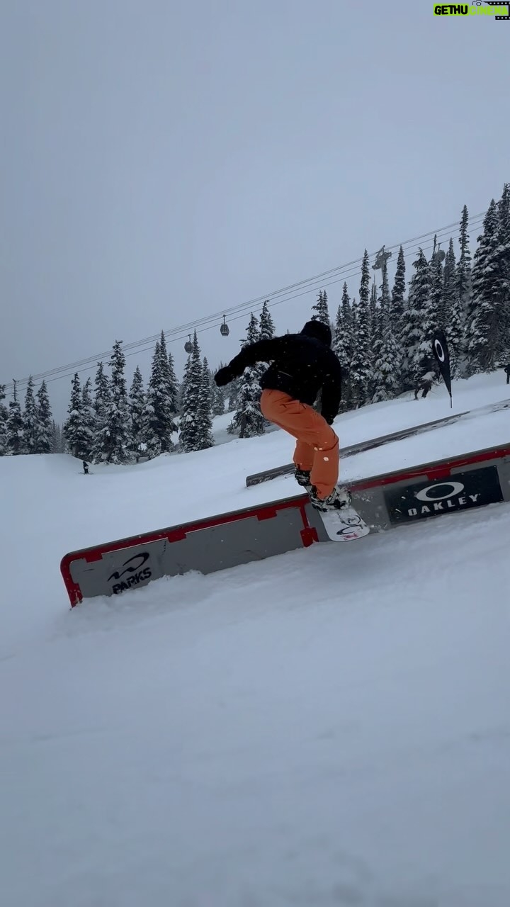 Craig McMorris - 1.5K Likes - 3 piece with @teamswish
@oakleysnowboarding
#oakleycommunitydays
Filmed by @mason_mashon