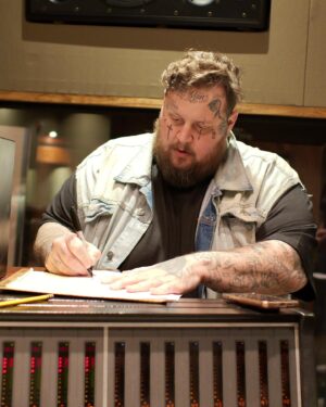 Craig Morgan Instagram - Me and @jellyroll615 had an amazing time recording “Almost Home” for the ‘Enlisted’ EP! Enter to win a lyric sheet signed by both me and Jelly at the link in my bio!