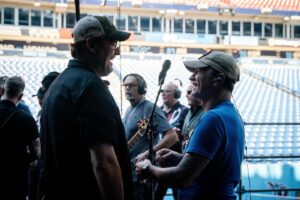 Craig Morgan Instagram - It was great running into some new and old friends at #CMAFest!

📸: @gicker