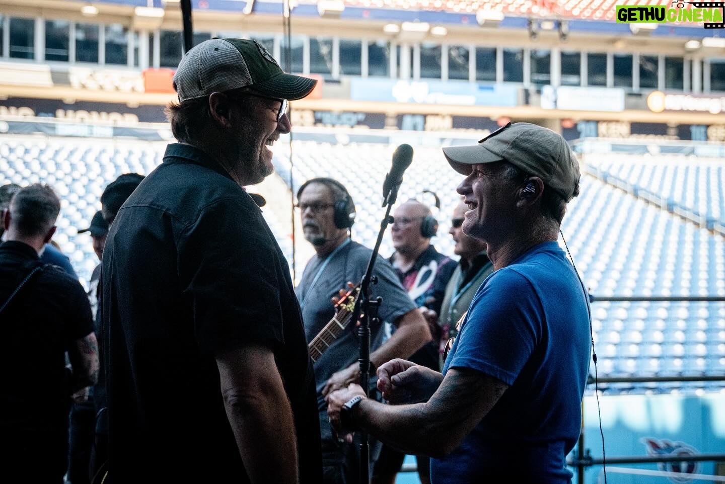 Craig Morgan - 3.9K Likes - It was great running into some new and old friends at #CMAFest!
📸: @gicker