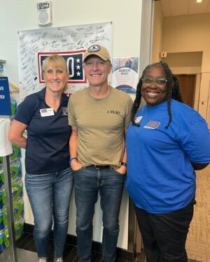 Craig Morgan Instagram - Stopped in the USO center at the airport in Salt Lake City to say thank you to our volunteers. These centers give the soldiers a place to go. Sit relax, have snacks and drinks. God bless y’all. #uso #godfamilycountry #freedom #army #usarmyreserves