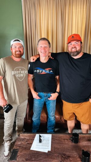 Craig Morgan Instagram - @cmorganmusic out in #GodsCountry today ✊🏼. We talk @usarmy, big deer, @jerrylakealaska, and through some of his monster songs like “Almost Home” and “What I Love About Sunday”. We could have sat there another 5 hours and let him keep telling us stories. Y’all check it out wherever you listen to podcasts 🇺🇸🦅