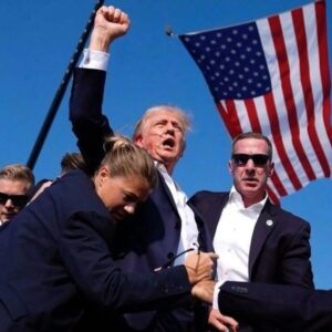 Cristián Contreras Radovic Instagram - TRUMP SE SALVA POR MILÍMETROS
⚠️ @realdonaldtrump fue baleado durante un discurso en Pensilvania, EEUU 🇺🇲. La democracia estadounidense está en crisis.

✅️⚖️ #FuerzaDeCentro 🏹 Inscríbete aquí 🇨🇱👉 
https://partidos.servel.cl/afiliacion