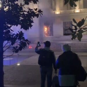 Cristián Contreras Radovic Instagram - 🔥 SE INCENDIA UNA SALA DE LA CORTE SUPREMA DE CHILE 🇨🇱

🤫 Los desinformadores dicen que el fuego quemó expedientes del caso Hermosilla, el peor escándalo de corrupción desde la vuelta a la democracia. Que mal hablados.

👉 Basta de corrupción e impunidad ‼️

✅️ #FuerzaDeCentro (bloqueada) ⚖️🏹