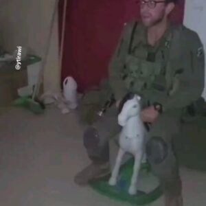 Cristián Contreras Radovic Instagram - LA GUERRA CONVIERTE A HUMANOS EN DEMONIOS
🕎 Un soldado de Israel 🇮🇱 se burla del dolor de sus enemigos palestinos 🇸🇩, montando un caballito de un niñito muerto. Así se refleja el odio, la ira, la soberbia de unos. Mientras tanto se siguen recogiendo los cadáveres de niños debido a la ofensiva contra Rafah en el sur de la Franja de Gaza. 

👉 Información libre por mi canal Telegram #DocFilesOficial.

✅️ #DocFiles 🌎🌍🌏