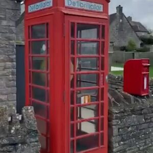 Cristián Contreras Radovic Instagram - 🫀☎️ DESFIBRILADORES EN INGLATERRA 🇬🇧🏴󠁧󠁢󠁥󠁮󠁧󠁿
⚠️ Una organización médica ha convertido las clásicas cabinas rojas de teléfono en desfibriladores externos automáticos para tratar las arritmias y paros cardíacos de emergencia que aumentan diariamente desde ese fatídico 11 de marzo de 2020.

👉 No   gobiernos títeres en Chile 🤡🇨🇱
👉 No al diabólico Tratado Pandémico 😷💉⚰️
👉 No   #Agenda2030 💀

✅️ #DocFiles 🌍🌏🌎