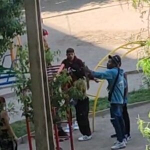 Cristián Contreras Radovic Instagram - 📢 LA NARCOCULTURA HACE LO QUE QUIERE EN CHILE 🇨🇱
⚠️ Violentos jóvenes narcos angustiados con machetes amenazantes en sus manos se toman las plazas públicas de Santiago a plena luz del día. Este registro se repite diariamente ante la impotencia de miles de familias preocupadas por el futuro de sus hijos. Toda una generación se está perdiendo ante nuestros ojos debido a una corrupción institucional general, impunidad y una mala educación instalada en las escuelas del país. La política mala de los últimos 30 años es una directa responsable de la destrucción social de Chile. 

👉 No   #Agenda2030 💀
👉 No   Gobiernos Títeres del #NOM ☠️

☮️ ¡Revolución! 💛

✅️ #FuerzaDeCentro ⚖️🏹