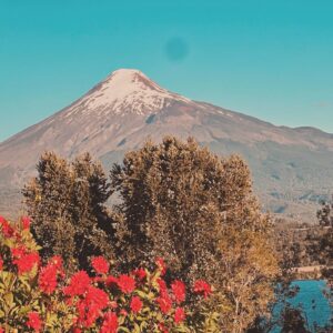 Cristián Sánchez Instagram - Despidiendo las vacaciones en el sur… 🌋☀️❤️ Bien acompañado y con las pilas recargadas… 🔋 para “empezar” este 2024!!!! Que tengan una gran semana, a darle con todo… empieza la fiesta!!! 🤩🤙🏻