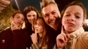 Cristián Sánchez Instagram - Qué manera de reírnos!!!! Salida con las primas y sólo pasan cosas lindas… ❤️❤️❤️ El amor de primos es único, no????? Y yo como espectador, gozando el momento…