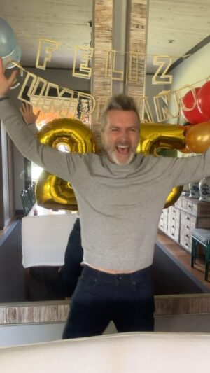 Cristián Sánchez Instagram - La edad es sólo un número… 😅👴🏻 Y ya son 52!!!!! Muchas gracias por todo su cariño y buena onda… ❤️❤️❤️