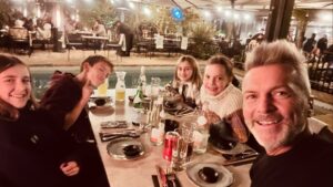 Cristián Sánchez Instagram - Qué manera de reírnos!!!! Salida con las primas y sólo pasan cosas lindas… ❤️❤️❤️ El amor de primos es único, no????? Y yo como espectador, gozando el momento…