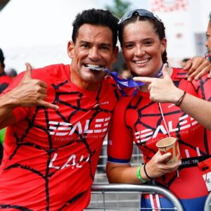 Cristián de la Fuente Instagram - Hoy confirme que los triunfos de los hijos se disfrutan más que los propios 
Confirme que el corazón es el músculo más fuerte que hay porque hizo que Lau ese 11 de Marzo cuando despertó de la operación no solo se prometiera caminar… sino correr , jugar pichangas y hacer el promocional de Pucón 

Las pichangas las hizo, corrió los 10k de VIÑA y hoy cruzó la meta con los brazos en alto demostrando que NO HAY imposibles. 

Sin expectativas termino 70
Overall, 30 en mujeres y 4ta en su age group!!!!

Eso no lo hace alguien en su primera carrera después de haber sido baleada en las dos piernas… eso lo hace un corazón GIGANTE que empuja a lograr todas las metas que te propones…. Y orgullosamente puedo decir que ese corazón es de mi hija!!!!
Te amo… gracias por ser quien eres y por enseñarnos a tu mamá, a mi y a todos los que tenemos la suerte de conocerte… que siempre se puede!!!!

Vamos que se puede

Gracias @ironman70.3pucon por permitirme vivir este día!!!

📷 by @sebamir78 (Gracias Crack)