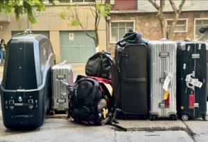 Cristián de la Fuente Instagram - Buenos días!!!
San Hugo, 1 de Abril fue el  día elegido para viajar… hoy 2 de Abril comenzamos a escribir un nuevo capítulo, viviendo en una nueva ciudad, en un nuevo país… serían menos maletas si no tocara traer la bici, las cosas para nadar y correr necesarias como parte del entrenamiento… Pero con esto tengo más de lo que necesito… 
Seguro que en unas semanas voy a decir “para que traje esto que ni uso”
Porque tenemos que cada día aprender a  viajar más livianos…

Se vienen nuevos proyectos, nuevas cosas, en un nuevo lugar… 
Muy emocionado y a la vez con una parte de mi corazón en Chile …

#vamosquesepuede