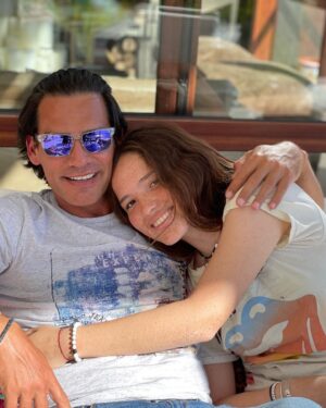 Cristián de la Fuente Instagram - Una vuelta más alrededor del sol… ya son 19 y me parece que fue ayer cuando te podía cargar solo con una mano… como pasa el tiempo… estoy tan orgulloso de la mujer en la que te has convertido, eres por lejos la mejor hija que pude soñar algún día tener. Te amo y aunque duele mucho no poder estar ahí celebrando contigo por tener que trabajar, estoy muy feliz que estes rodeada de tu familia, amigas y amigos que te adoran… porque te mereces todo ese amor y más. 
Eres la mejor del mundo mundial… que no se te olvide nunca.
Gracias por permitirme ser tu padre, amigo, partner y cómplice
Te amo ♾️ 
Feliz cumpleaños mi niña hermosa!!!!!