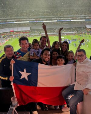 Cristián de la Fuente Instagram - Ayer fue un día increíble!!!!
Casi no llegamos al estadio… cerraron unas calles no pudimos ir al estacionamiento, se puso a llover. Gracias a un desconocido que me dejó estacionar en su casa cerca del estadio… 
Alcanzamos a llegar y a ver no solo al América Bi-Campeón. Sino a un chileno hacer historia y convertirse en TRI-Campeón!!!!
Grande @igorlichnovsky 

Es emocionante ver jugar al América y más cuando juegan Chilenos

Habia tenido la oportunidad de ver a @bambam9oficial y a @fabianestay10  y de verdad es algo impresionante 

Pero lo de ayer… fue realmente especial!!

Gracias Igor por la invitación y por permitirme disfrutar junto a tu familia y amigos!!!

Grande TRI-Campeón!!!!!