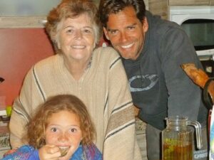 Cristián de la Fuente Instagram - Un día como hoy hace 9 años  partiste…
No sabes como te extrañamos, sobretodo lo que Lau extraña a su “Tita”
Yo tuve la suerte de tenerte más años… pero así y todo partiste muy pronto 
Te mando un abrazo gigante y síguenos cuidando desde el cielo como lo has hecho hasta hoy!!!
#27septiembre