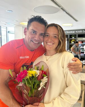 Cristián de la Fuente Instagram - Qué tu hija llegue de sorpresa al gym mientras estás entrenando para darte un abrazo no tiene precio…
Pero que cuando bajes a recibir el abrazo este esperándote con flores… para eso no hay palabras. 
El otro día un amigo dijo que la felicidad es que el día que tus hijos crezcan quieran estar y pasar tiempo contigo…
Yo no solamente soy infinitamente feliz… soy MUY afortunado de tener a la mejor hija del planeta. Porque eso eres. La mejor !!!
No hay UNA palabra que pueda describir lo feliz que me haces Lau!!!
Te amo de aquí al cielo infinitas veces ♾️ 
Gracias Gracias Gracias