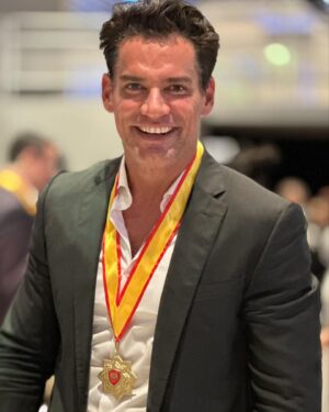 Cristián de la Fuente Instagram - Hoy fue un día muy especial 
Ser un inmigrante no es fácil. Dejé mi país el año 1998 persiguiendo mi sueño para vivir en Estados Unidos. Hoy 26 años después… soy ciudadano americano y actualmente vivo como inmigrante en México 
Si bien siempre llevo mi país en mi corazón… no tengo palabras para agradecer el cariño que me ha dado México 
Hoy me entregaron la Medalla Iberoamericana Fundación Honoris Causa.
Más que la medalla en sí, es el cariño detrás de este reconocimiento sobre todo en un País que no es el que me vio nacer pero si el que me ha permitido poder crecer… 
Gracias México lindo por tanto 
Hoy me duermo con el corazón lleno!!!
Gracias Totales
