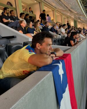 Cristián de la Fuente Instagram - Ayer fue un día increíble!!!!
Casi no llegamos al estadio… cerraron unas calles no pudimos ir al estacionamiento, se puso a llover. Gracias a un desconocido que me dejó estacionar en su casa cerca del estadio… 
Alcanzamos a llegar y a ver no solo al América Bi-Campeón. Sino a un chileno hacer historia y convertirse en TRI-Campeón!!!!
Grande @igorlichnovsky 

Es emocionante ver jugar al América y más cuando juegan Chilenos

Habia tenido la oportunidad de ver a @bambam9oficial y a @fabianestay10  y de verdad es algo impresionante 

Pero lo de ayer… fue realmente especial!!

Gracias Igor por la invitación y por permitirme disfrutar junto a tu familia y amigos!!!

Grande TRI-Campeón!!!!!