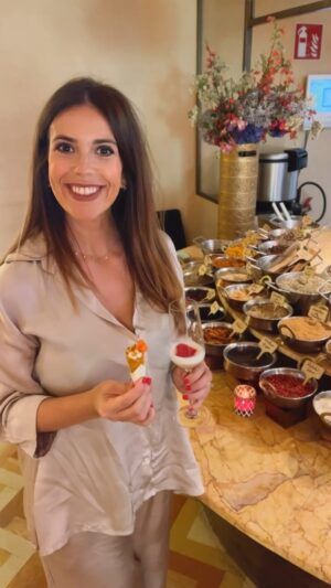 Cristina Plaza Instagram - Después de 9 meses de #embarazo con mil restricciones de comida se me han saltado las lagrimitas con la experiencia que he vivido hoy en @benaresmadrid 🙀✨🍴

Nada más entrar @luisojedachef te explica TODO sobre la base de la cocina india mientras pruebas un #nilbupani 🥂 #alcoholfree

¿Y luego? El #menúdegustación te hace viajar por toda la #india ✈️ Me han dicho que solo tenía que dejarme llevar… ¡y eso he hecho! 🩵

-De entrantes: Pani puri de chole, tartaleta de cococha y kachori de lentejas amarillas. Igual no entiendes mucho lo que es, ¡pero te doy mi palabra que estaba exquisito! 🤤
-Momento paneer: uno de queso de cabra marinado y otro de queso de vaca 🧀 Bueníiisimos los dos, mi favorito: el segundo ✨
-Momo en dos tiempos: relleno de buey de mar y relleno de curry de verduras ¡Súper diferentes! 🦀🥬
-Bogavante al tandoor 🦞 Muuuuy especial 🩵
-Nihari de hebra de cordero 🙀 Tú marcas el toque de picante 🔥🔥🔥

Para cambiar de sabores, un cortante de albahaca 🌿

Y para los amantes de los postres, el paraíso se llama Trampantojo de coco 🥥 y Jardín indio 🪵🌲 ¡Sin palabras!

Mi viaje a India sin salir de #madrid ha sido otro súper descubrimiento de mis @idolyagency_official ❤️✨❤️

¡Recomendable 100%!

#benares #benaresmadrid #cocinaindia #plazafoodexperience #restaurantesmadrid #cocinaindia madrid #foodlover #guiarepsol #guiamichelin