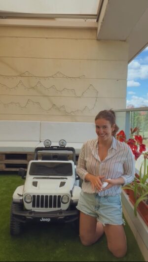 Cristina Plaza Instagram - ¿Puede que tenga yo dos hijitos con un #coche mejor que el mío? Sí, y no se bajan de él 😂 Lo mejor es que los llevo yo con el mando inalámbrico por donde quiero ✨🚗 y todos tan felices 🩷

Esta maravilla es de @miprimercoche y tienen todos los modelos imaginables para los pequeñitos de la casa. Son una pasada 🤍✨
Y lo mejor es que os dejo descuentito con el código CRIS5 😍👑

#miprimercoche #cochesdeniños #cocheselectricos #motor #juguetes #bebes #jeep