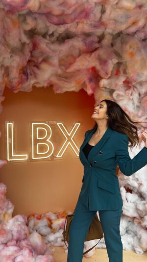 Cristina Plaza Instagram - Sí, soy una chica con suerte, y he tenido el privilegio de probar el nuevo SUV híbrido#LexusLBX de @lexusspain 🙋🏼‍♀️🚘
¿Se puede ser compacto y tener estilazo a la vez? Sí, ¡el LBX es el mejor ejemplo de belleza condensada! ✨🩵 Sus interiores y exteriores son personalizables, ¡y tiene también opciones veganas! 👏🏻🌱 
Disfrutar de él es súper sencillo, porque es autorecargable, solo hacen falta kilómetros de carretera para disfrutar de la #experiencelbx ❤️ #lexuselectrified ¡Sube, que te llevo! 😜⭐️ 

#ad