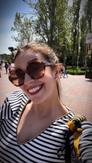 Cristina Plaza Instagram - Hacía muchos años que no venía… pero @cantajuego actúa este finde y el próximo en @parquedeatraccionesmadrid y ahora son como mis #beatles 😅✨🩷 @idolyagency_official 

#parquedeatraccionesdemadrid #cantajuego #cocoypepe #payasotelerin