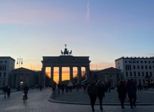 Cristina do Rego Instagram - KW 15: darf die spannenden sachen nicht posten- also gibts viel hund und süße früchtchen 🍇