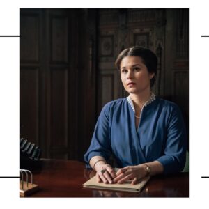 Cristina do Rego Instagram - Aracy de Carvalho, die Tochter einer Deutschen und eines Brasilianers, war eine vielsprachige Mitarbeiterin des Itamaraty, des Außenministeriums Brasiliens. Ab 1936 arbeitete sie im brasilianischen Konsulat in Hamburg, wo sie zur Leiterin der Passabteilung ernannt wurde. Während der Novemberpogrome begann sie erstmals aktiv, Juden in Deutschland zu helfen, indem sie gegen das Verbot des damaligen Präsidenten Getúlio Vargas und des Konsuls Joaquim António de Sousa Ribeiro brasilianische Visa vergab. Dabei unterließ de Carvalho es, gegen die Anweisung ihrer Vorgesetzten, die jeweiligen Pässe mit einem roten J, dem Erkennungssymbol für Juden, zu markieren. Durch Untergrundkontakte schaffe sie es zudem, die Pässe auch außerhalb des brasilianischen Konsulats zu vergeben.

Ich hatte die Ehre diese beeindruckende Frau zu spielen & einen Teil dazu beizutragen, dass ihr Name und ihr Tun auch hierzulande bekannt wird.
Die Doku-Fiction ARACY- DER ENGEL VON HAMBURG ist am 8.6. um 20.15 Uhr auf @arte.tv zu sehen.
