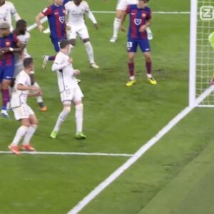Cristóbal Soria Instagram - Se abre el telón y aparece el real de madrid de Ancelotti y el Barça de Xavi jugándose la Liga en el Bernabeu y le anulan un gol al Barcelona…cómo se llama la película…???

EL ROBO DEL SIGLO…!!!