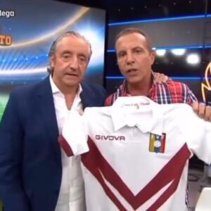 Cristóbal Soria Instagram - Ayer en @elchiringuitotv tio @josep.pedrerol y quien les habla mandamos un saludo entrañable y afectuoso a todo el pueblo Venezolano… 🥰🥰🥰