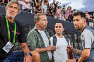 Cristóbal Soria Instagram - Mis sobrinos…♥️♥️♥️♥️
@leomessi @jordialbaoficial @luissuarez9 @5sergiob 

Agradecido siempre @intermiamicf @wecaptureit.agency #pepecosta