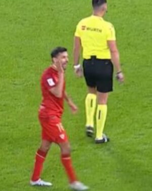 Cristóbal Soria Instagram - Uno se llama Jesús Navas y juega en el Sevilla Fútbol Club y el otro es Vinicius y juega en el real de madrid…
Como saben Jesús Navas ha sido expulsado y Vinicius no fue ni amonestado…
Es evidente que hay 2 reglamentos…uno para el real de madrid y otro para el resto de equipos…
