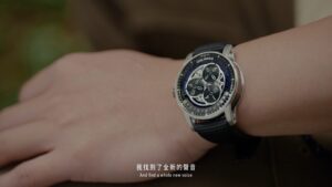 Crowd Lu Instagram - 露營的時候會深刻的發現，
其實一天可以很簡單的過，
真正維生需要的物件不多，
很多簡單的一天組成簡單的一生。

把生活解構後再重建，
就像把樂高拆掉後再重組，
長得會有點不太一樣，
發現那差異應該就是自我覺察的關鍵。

室內跟室外聲音頻率不太一樣，
有戴錶跟沒戴錶不太一樣，
吃飽跟沒吃飽也不一定一樣，
觀照生命風景，端詳意義究竟，
我認為是在每一天的午睡醒來以後，
很重要的一個運動。

@audemarspiguet 
@elletaiwan