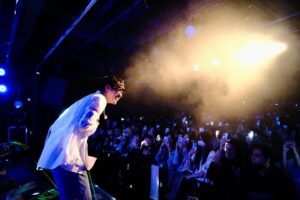 Crowd Lu Instagram - 那天走在八德路上，有陣風往臉上拂來，
搭配眼前搖曳的樹枝和馬路邊停紅燈的騎士，
我思考了一下究竟是風找到我，還是我依藉著地球的自轉去找到那陣風。
其實經常會因爲覺得自己的生活停滯不前，
而感到萬分氣餒。但仔細想想，透過宇宙的運行以及星體各自的努力作業，沒有任何一樣事物是絕對靜止的，所有的一切都在往銀河的某個方向移動著，從第一天到最後一天。
所以在釐清邏輯以後，身為一個真實的宇宙遊俠，領悟到很多想法都是妄念，氣餒如是自我懷疑亦如是。因為我必然能夠隨著地球的轉動，在這開展已久的旅程中，找到風找到意義找到你。

#2024春季巡迴