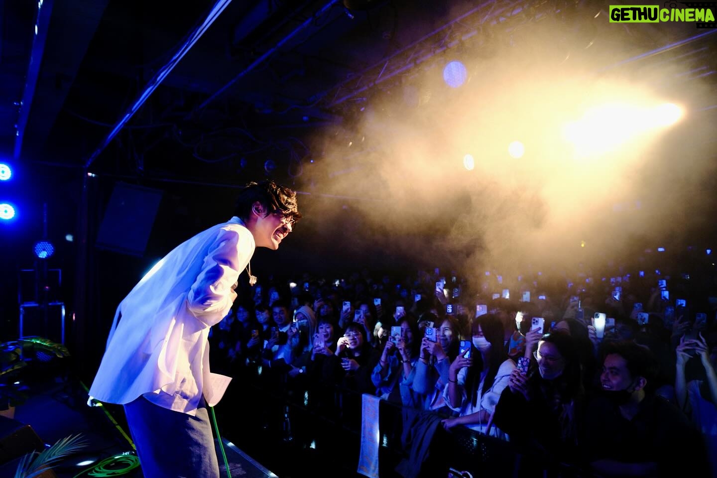Crowd Lu - 12.7K Likes - 那天走在八德路上,有陣風往臉上拂來,
搭配眼前搖曳的樹枝和馬路邊停紅燈的騎士,
我思考了一下究竟是風找到我,還是我依藉著地球的自轉去找到那陣風。
其實經常會因爲覺得自己的生活停滯不前,
而感到萬分氣餒。但仔細想想,透過宇宙的運行以及星體各自的努力作業,沒有任何一樣事物是絕對靜止的,所有的一切都在往銀河的某個方向移動著,從第一天到最後一天。
所以在釐清邏輯以後,身為一個真實的宇宙遊俠,領悟到很多想法都是妄念,氣餒如是自我懷疑亦如是。因為我必然能夠隨著地球的轉動,在這開展已久的旅程中,找到風找到意義找到你。
#2024春季巡迴